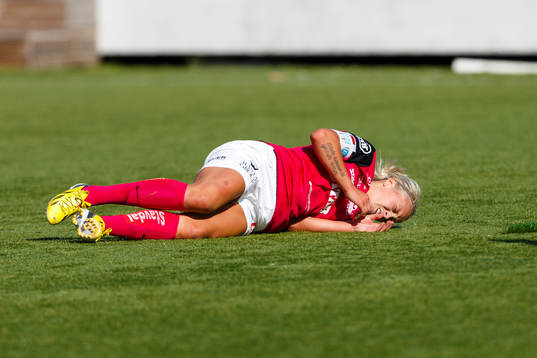 Jitex Mimmi Löfwenius ligger skadad på gräset
