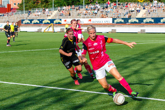 Jitex Sofia Karlsson med bollen, bakom syns Kopparberg