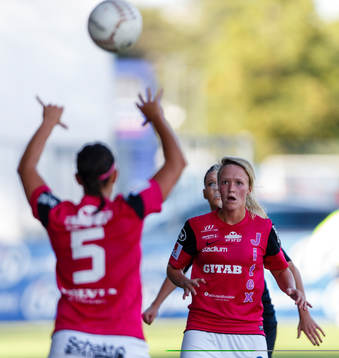 Jitex Emma Wilhemsson katar ett inkast mot Sofia Skog (th)