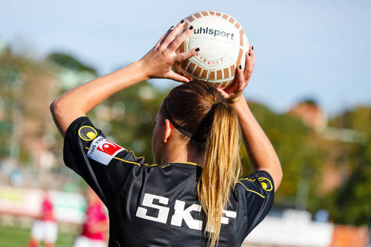 Kopparberg Göteborgs Olivia Schough kastar inkast