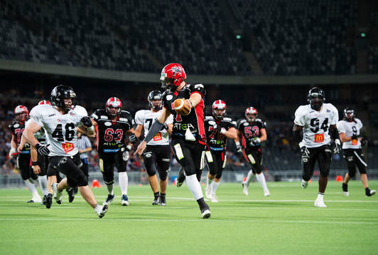 Carlstads quarterback Anders Hermodsson gör en touchdown