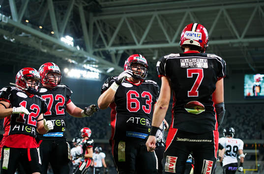 Spelare i Carlstad gratulerar quarterbacken Anders