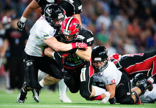Carlstads Brett Koepp stoppas av örebrospelare när han