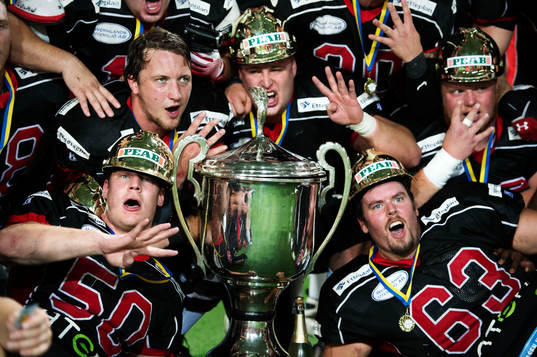 Spelarna i Carlstad har samlats runt SM-pokalen och jublar
