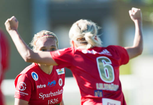 2-0, Margret Lara Vidarsdottir, som grattas av Linnea