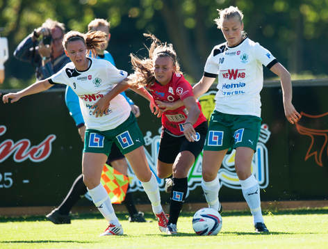 Olivia Welin, Kristianstad, trycker sig mellan två