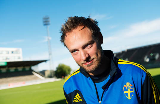 Andreas Granqvist blir intervjuad