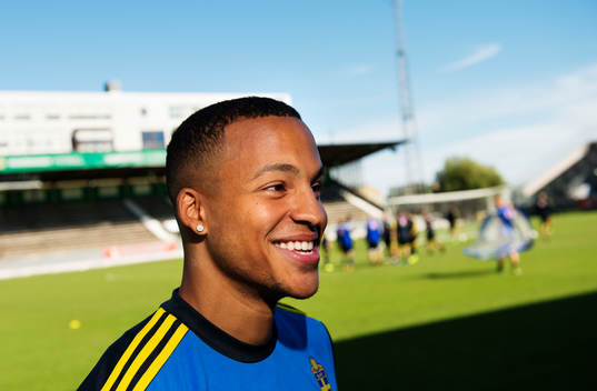 Martin Olsson blir intervjuad