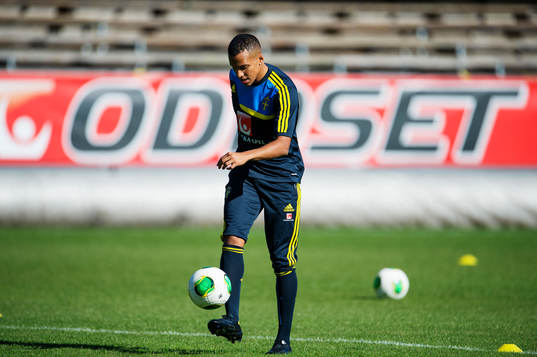 Martin Olsson jonglerar med en boll
