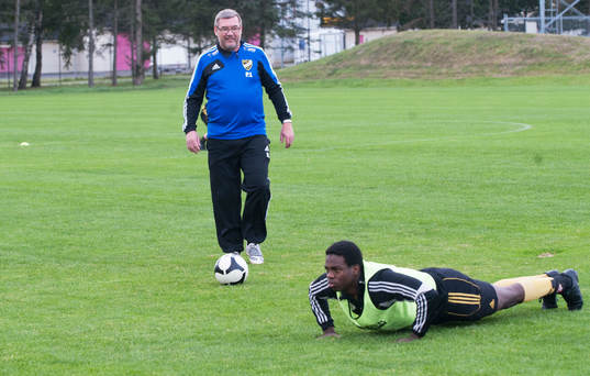 Patrik Lennartsson, tränare och Edem Hetcheli gör