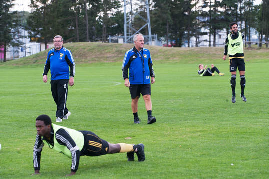 Patrik Lennartsson, tränare och Edem Hetcheli gör