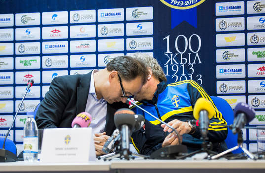 Sveriges förbundskapten Erik Hamrén viskar till
