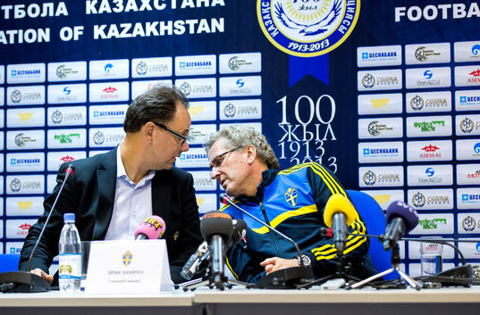 Sveriges förbundskapten Erik Hamrén viskar till