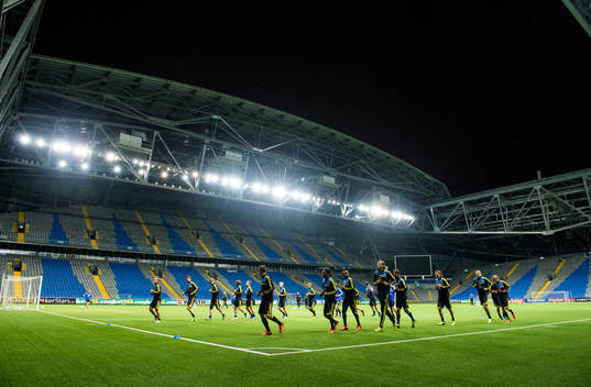Sverige tränar på matcharenan Astana Arena