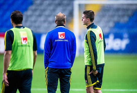 Sveriges Mikael Lustig tar sig för baksidan på låret