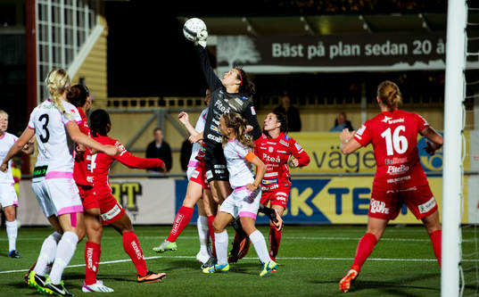 Piteås målvakt Lydia Williams boxar bort bollen