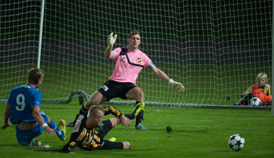 Linus Svensson bryter framför Calle Lindell, IFK