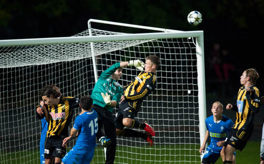 Niklas Jönsson, IFK Hässleholm, oroar Höör-målvakten