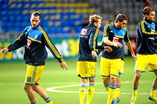 Sverige med Zlatan Ibrahimovic (tv) värmer upp