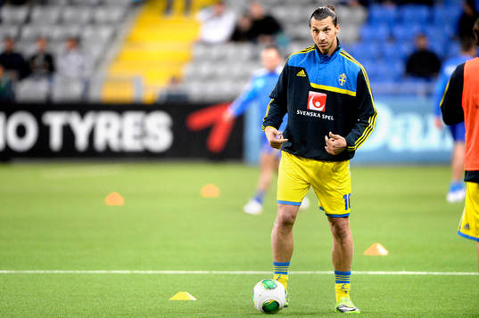 Sveriges Zlatan Ibrahimovic värmer upp
