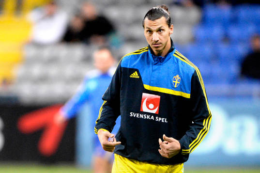 Sveriges Zlatan Ibrahimovic värmer upp