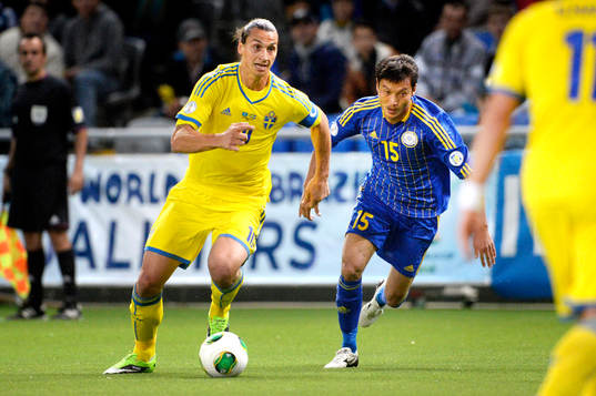 Sveriges Zlatan Ibrahimovic jagas av Kazakstans MAxat