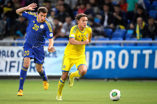 Sveriges Albin Ekdal tar sig förbi Kazakstans Sergey