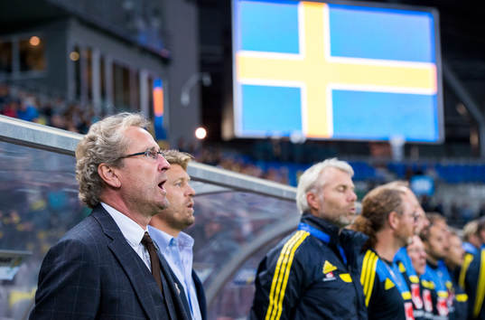 Sveriges förbundskapten Erik Hamrén sjunger med i