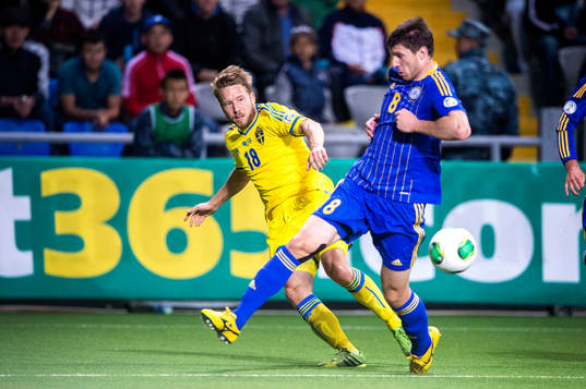 Sveriges Adam Johansson spelar in bollen framför