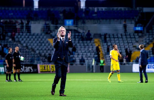Sveriges förbundskapten Erik Hamrén tackar de svenska