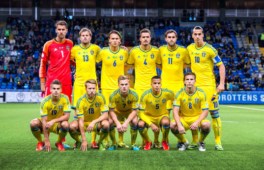 Bak fr.v. Sveriges målvakt Andreas Isaksson, Mikael