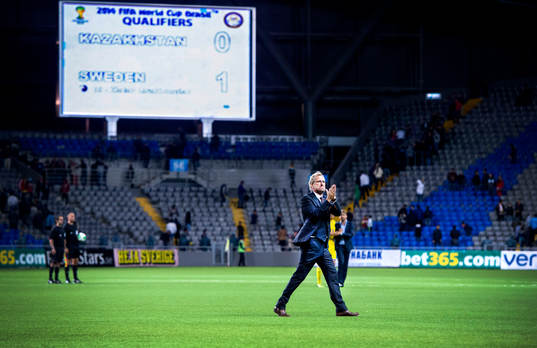 Sveriges förbundskapten Erik Hamrén tackar de svenska