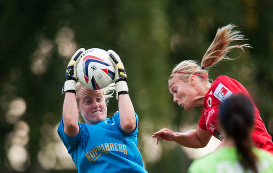 Kristin Hammarström, målvakt, Göteborg, kniper bollen