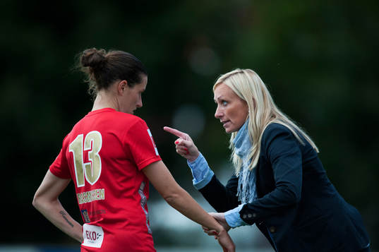 Elisabet Gunnarsdottir, tränare, Kristianstad, utdelar