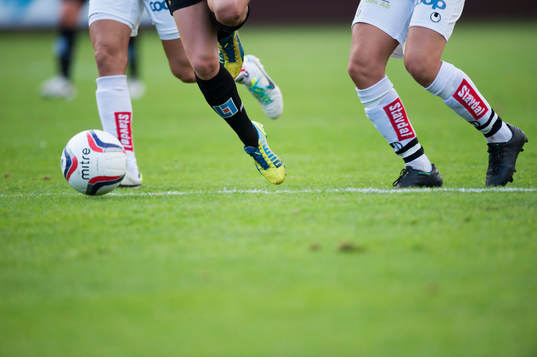 Fot, fötter, fotbollsskor, fotbollsstrumpor, gräs