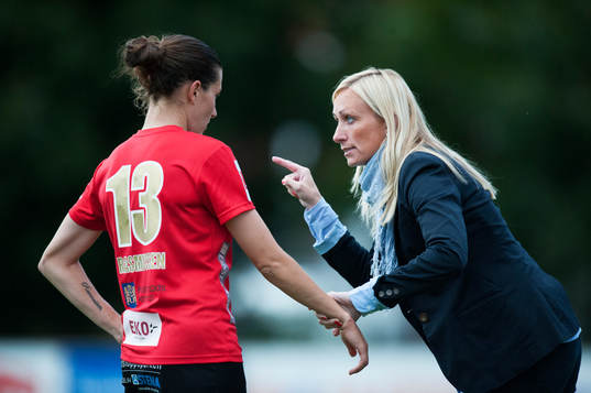 Elisabet Gunnarsdottir, tränare, Kristianstad, utdelar