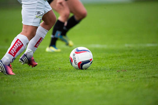 Fot, fötter, boll, gräs, fotbollsskor Adidas