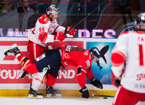 Troja Ljungbys Niclas Edman tacklar Djurgårdens Måns