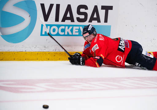 Djurgårdens Linus Arnesson har blicken på pucken