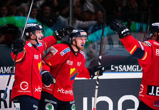 Djurgårdens Mikael Ahlén (mitten) jublar