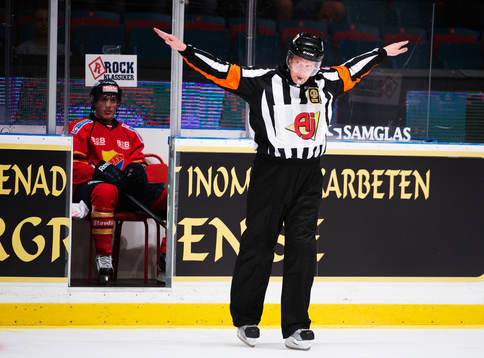 Domaren Mikael Lindqvist dömer först bort 2-2-målet, ett