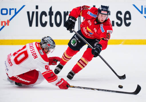 Troja Ljungbys Hampus Gustafsson utmanas av Djurgårdens
