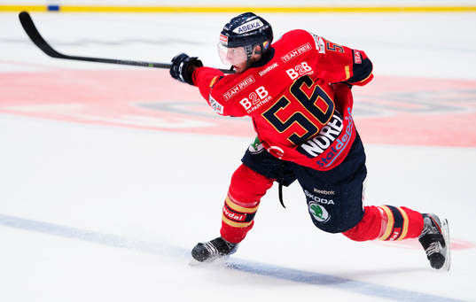 Djurgårdens Robin Norell skjuter ett skott