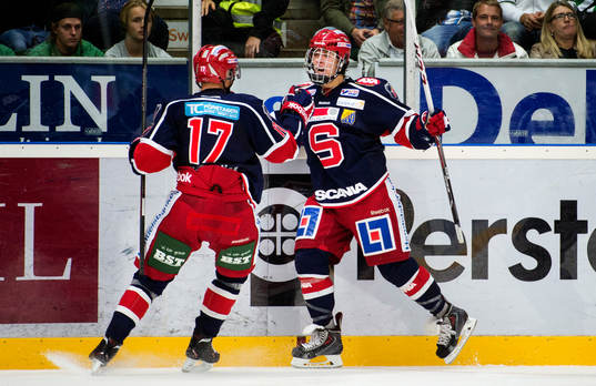 Södertäljes David Pastrnák gör 1-2 och jublar med Jonas