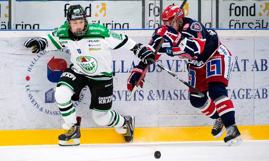 Rögles William Nylander vänder bort Södertäljes Fredric