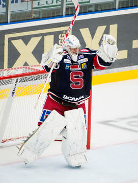 Södertäljes målvakt Niklas Lundström jublar
