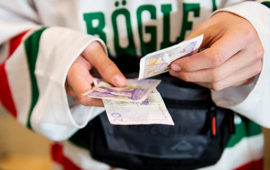 En kille som säljer lotter till halva potten räknar pengar