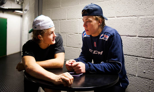 Rögles Willian Nylander tappade pucken till  Södertäljes