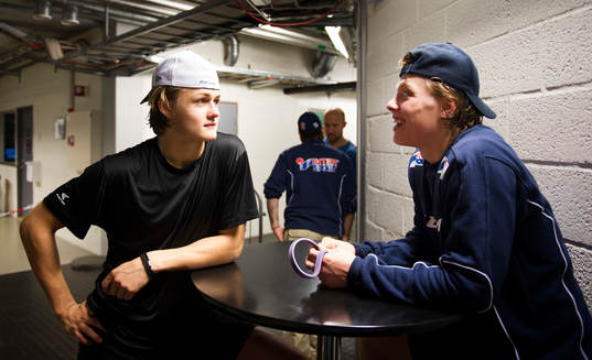 Rögles Willian Nylander tappade pucken till  Södertäljes