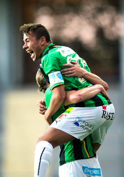 Gais Malkolm Moenza jublar